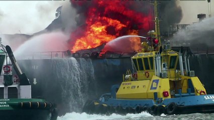 Incendio de buque de Pemex cumple 24 horas en Golfo de México