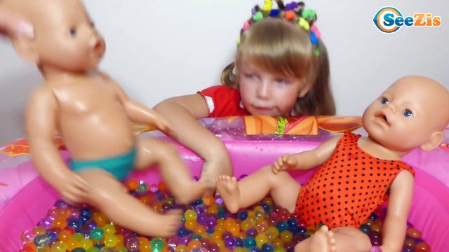 Беби Борн и Ника. Куклы купаются в бассейне с шариками Орбиз - Видео для детей. Baby Born Dolls