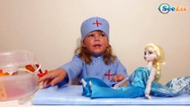 Ника и Принцесса Эльза. Доктор Ника лечит Куклу от солнечного удара. Видео для детей. Frozen Elsa