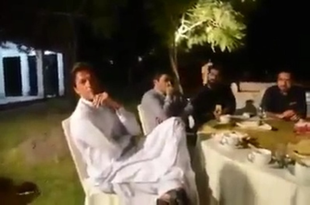 Imran Khan Having Gup Shup With His Party Workers, Exclusive Video