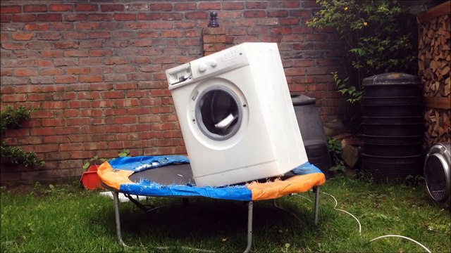 Machine à laver + briques + trampoline = gros moment de délire!