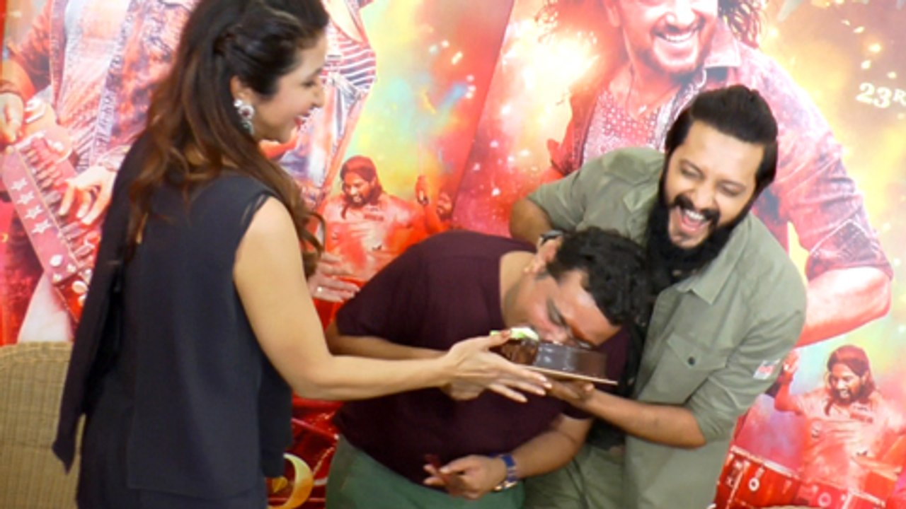 Riteish Deshmukh Hits Cake On Face Of Ravi Jadhav | Funny Cake Prank | Banjo Movie Promotion