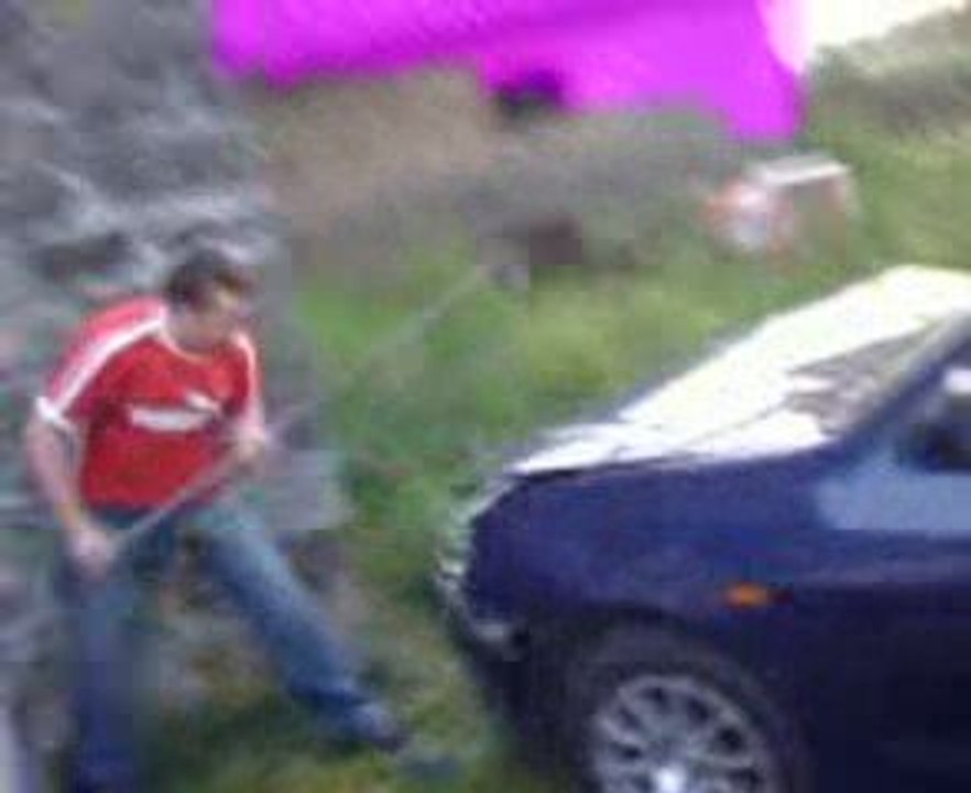 Il fini sa voiture lui-meme       http://jokoun.labrute.fr