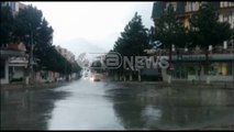 Ora News - Shi dhe erë e fortë në Kukës, plepi bllokon rrugën
