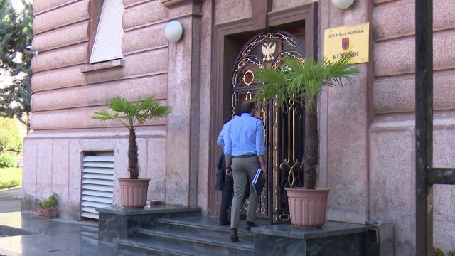 SHTYHET MBLEDHJA E KOMISIONIT PER REFORMEN NE DREJTESI PASI LIGJI I VETINGUT NUK ESHTE ENDE GATI LAJ