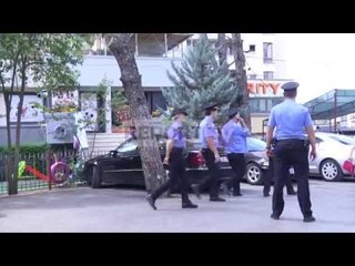 Report TV - Kërcenohet me sms për bombë redaksia e Report TV,pranga autorit