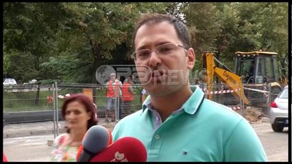 Ora News - Çahet tubacioni i ujësjellësit, Rruga e Elbasanit mbulohet nga uji