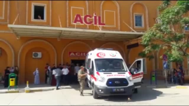 Askerleri Taşıyan Sivil Aracın Geçişi Sırasında Patlama - Yaralılar Hastaneye Getirildi