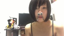Cette japonaise essaye une méthode pour se retirer les poils du nez