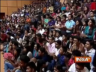 Shahrukh is Giving a Reply of a Tough Question About Pakistan