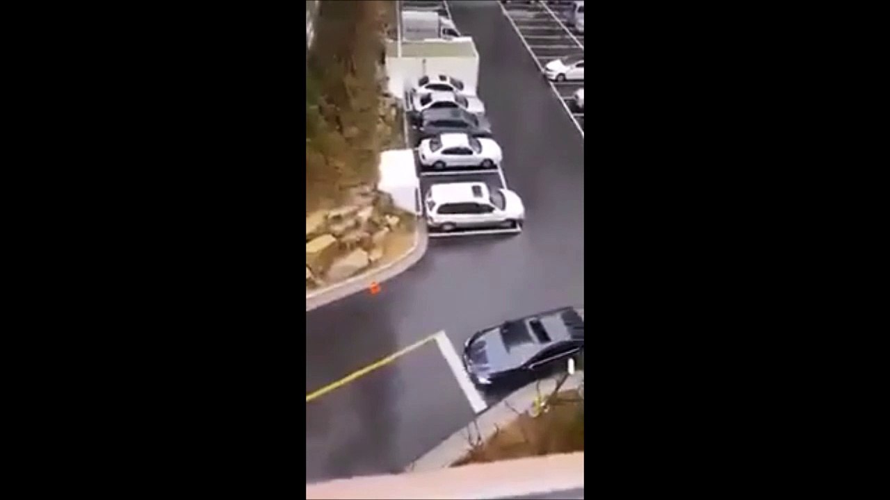 Jeter le dèj de son copain du 5e étage dans sa voiture par le toit !