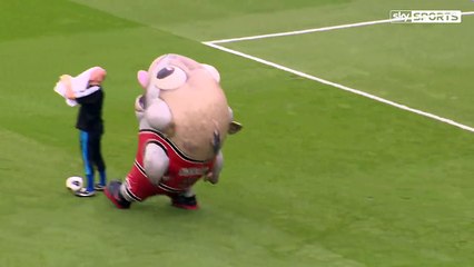 Un homme se fait dévorer par... Une mascotte!