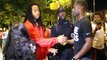 Cet homme noir fait des câlins aux policiers en pleine émeute à Charlotte : magnifique