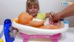Кукла Ненуко и Ника. Девочка Ника купает Куклу. Видео для детей - Nenuco Doll Bath Time