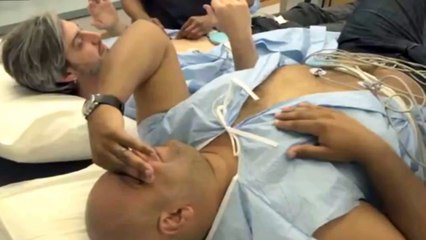 Ces deux hommes testent un simulateur de contractions d'accouchement pour savoir ce que les femmes endurent !