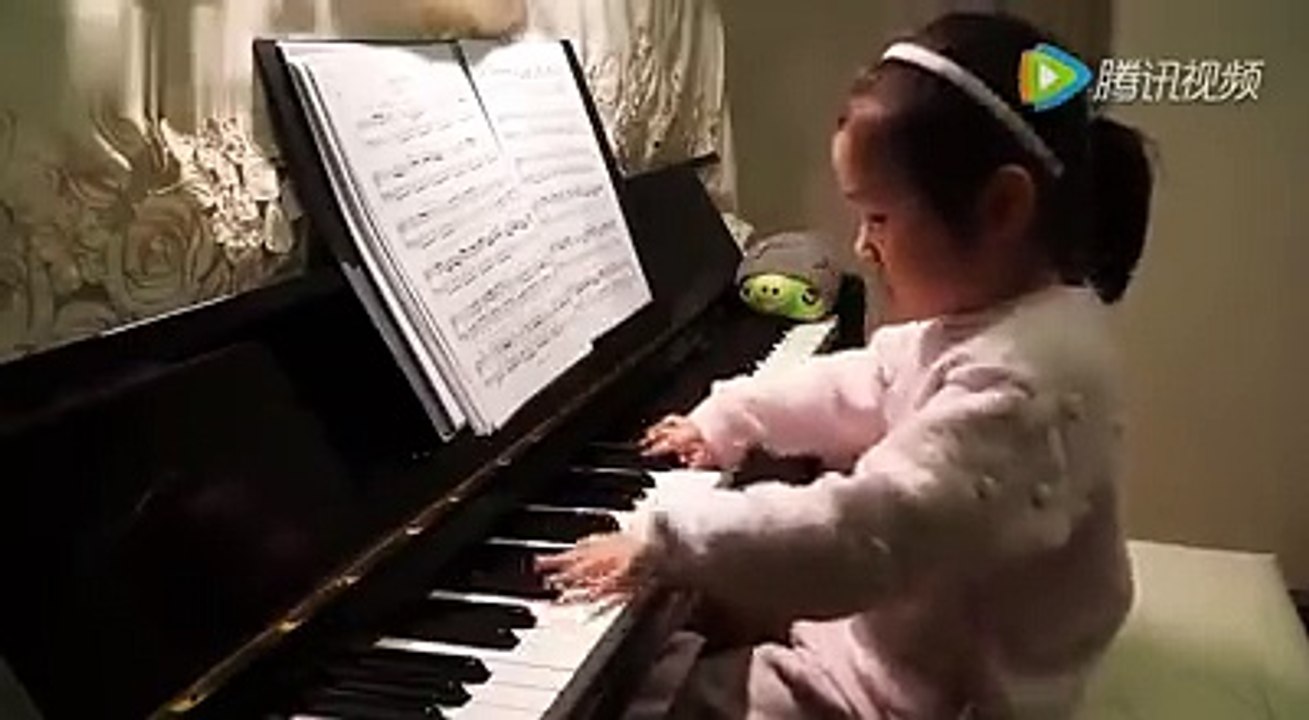Impresionante como esta niña toca el piano. ¡Increíble!