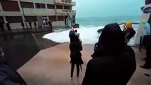 البحر يبتلع مراسلة تلفزيونية  فرنسية على البث المباشر انظر بنفسك