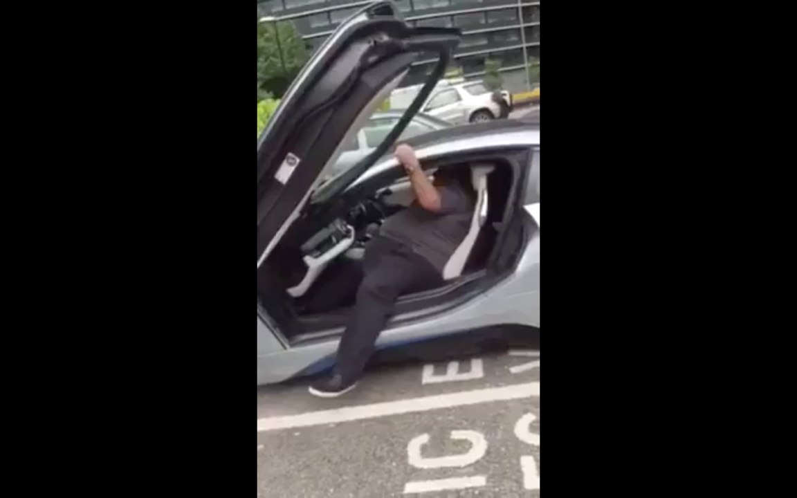 Voiture trop petite ou homme trop gros ?