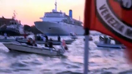 Fumigènes, doigts tendus... Des Vénitiens manifestent leur colère contre l'arrivée d'un paquebot de touristes