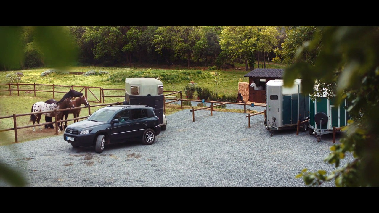 Des cheveaux se moquent du créneau en voiture d'un humain - Pub Volkswagen