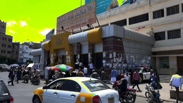 سكان صنعاء يتبرعون بالمال للبنك الركزي استجابة لزعيم الحوثيين