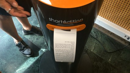 Un distributeur d'histoires à la gare