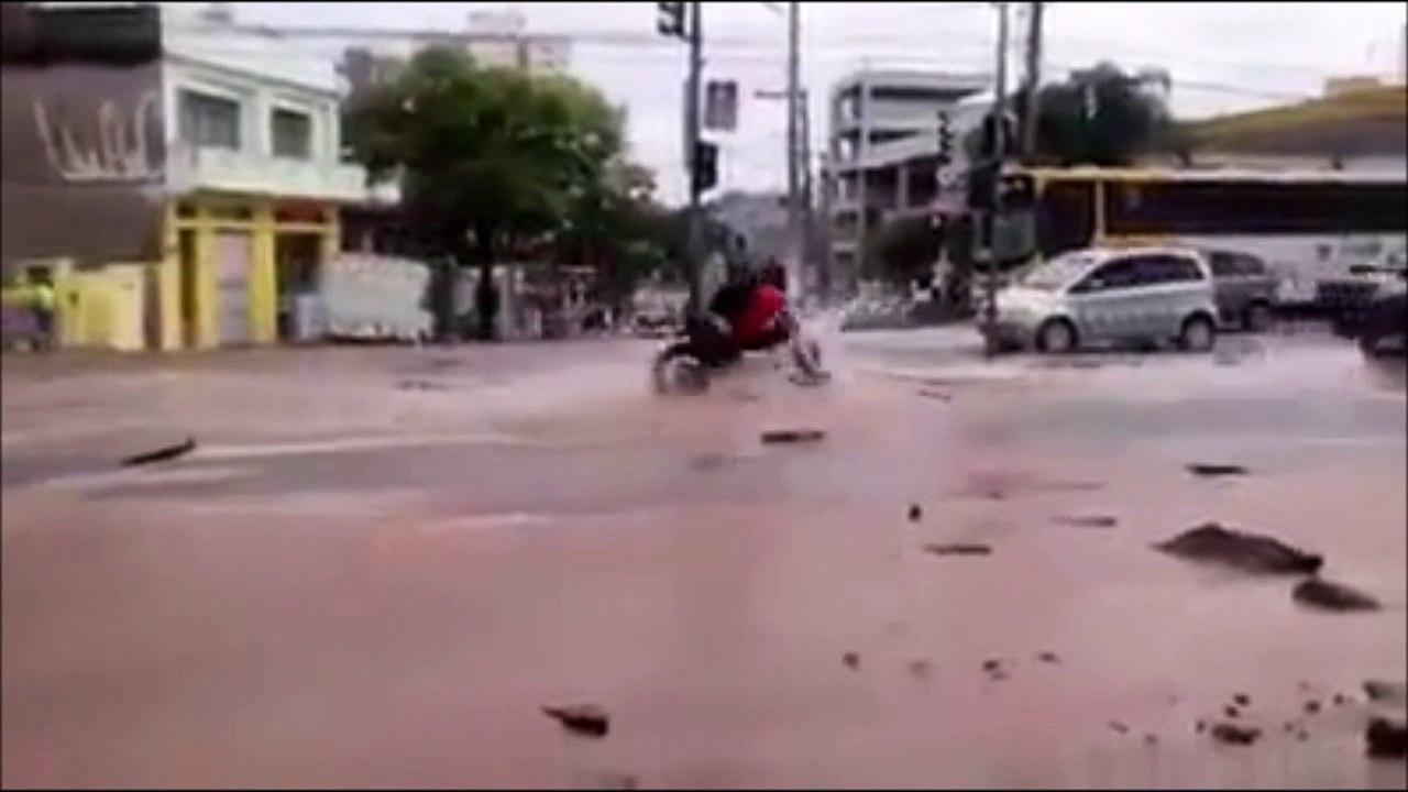 Un motard avalé par un trou au milieu de la route en pleine inondation