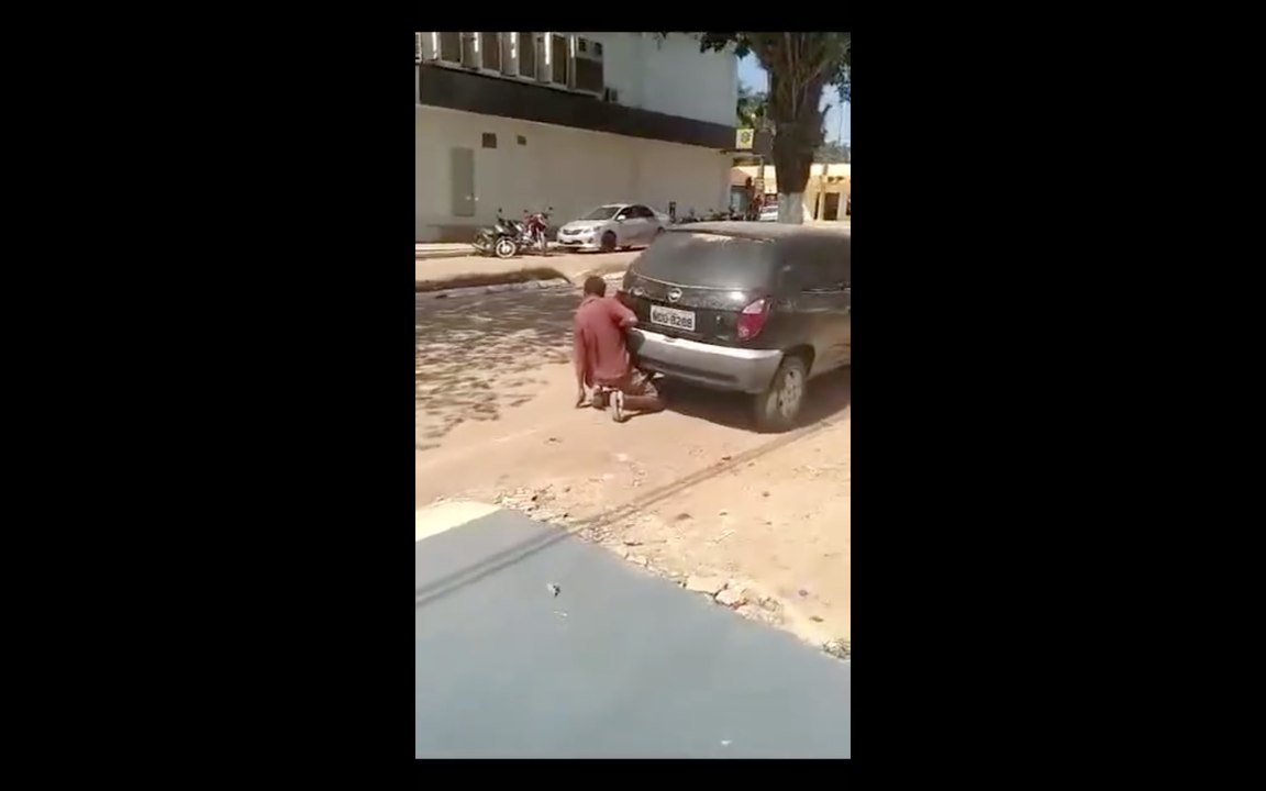 Il test le pot d'échappement !