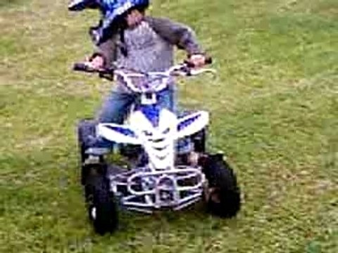 mon fils de 3 ans sur son quad