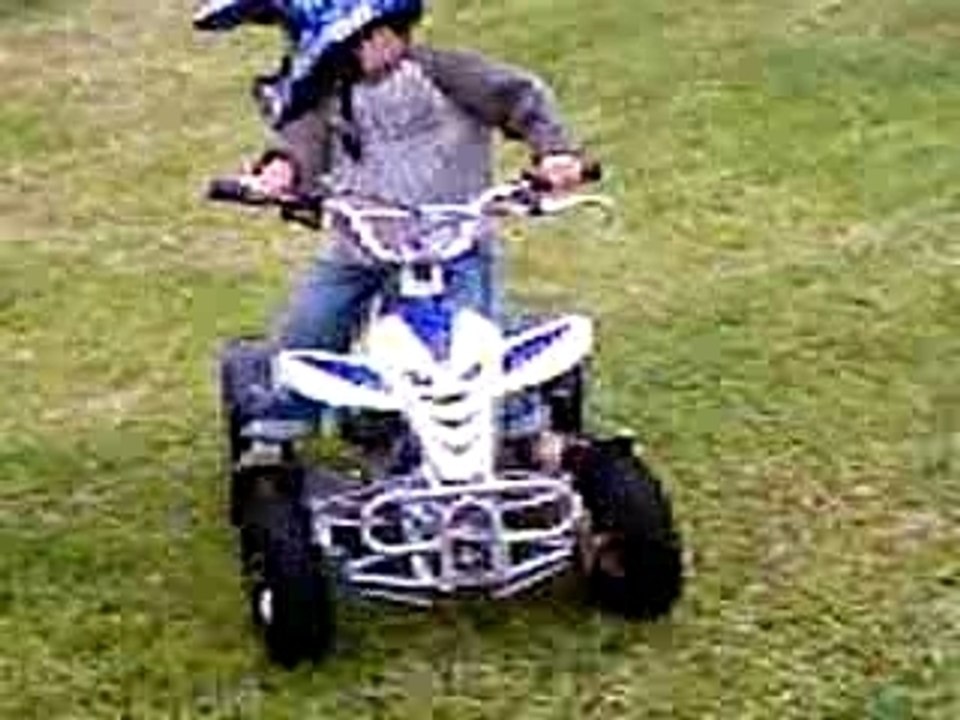mon fils de 3 ans sur son quad