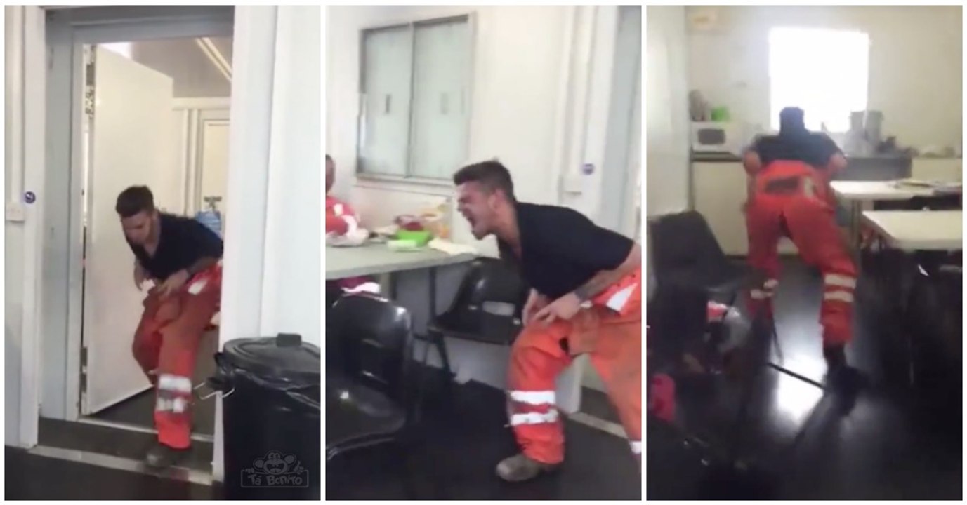 Homem surpreende colegas de trabalho com uma imitação de um T-Rex ao estilo de Jurassic Park