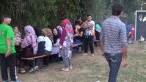 Almanya'daki Türkler Sığınmacılara Kol Kanat Geriyor