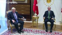 En visite officielle en Turquie, Boris Johnson tente de déminer le terrain