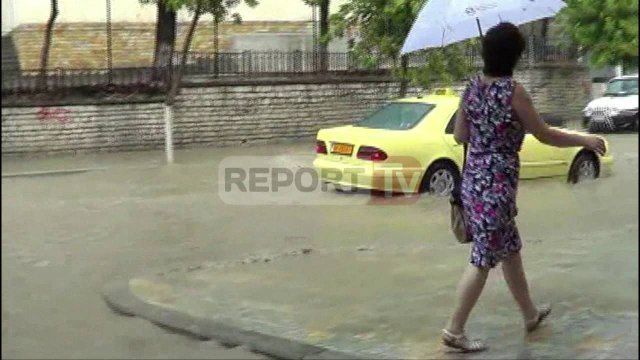 Report TV - Përmbyten rrugët në Berat