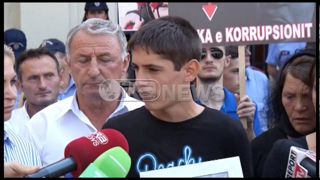 Ora News - Vdekja e 17-vjeçarit në Sharrë, familjarët e Arditit apel për drejtësi