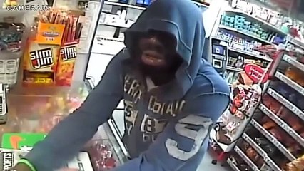 Un ladrón huye de una tienda luego de ser sorprendido por un empleado