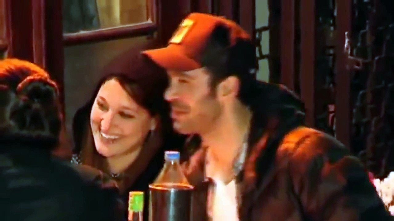 Barış Arduç - Gupse Özay arkadaşları ile restoranda