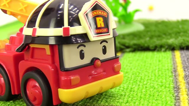 Машинки - друзья Робокар Поли Рой спас дерево! Игрушки для детей самым маленьким