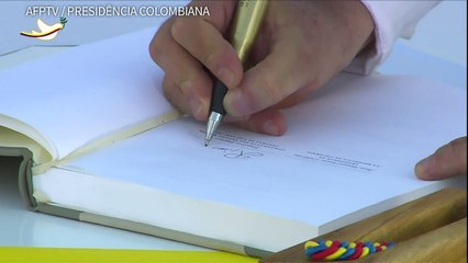 Governo e as Farc firmam paz após 52 anos de conflito