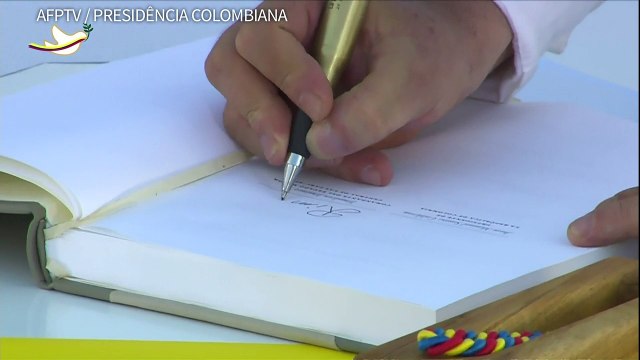 Governo e as Farc firmam paz após 52 anos de conflito