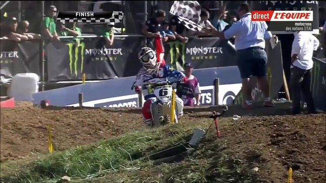 Il atterrit sur sa tête lors d'un saut en moto cross.