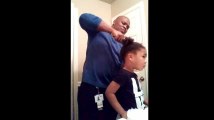 Elle encourage son papa à la coiffer... et c'est trop chou !
