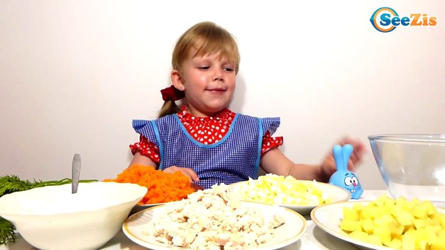 Повар Ника и ее друзья Смешарики готовят вкусный салат “Морковка”. Видео для детей