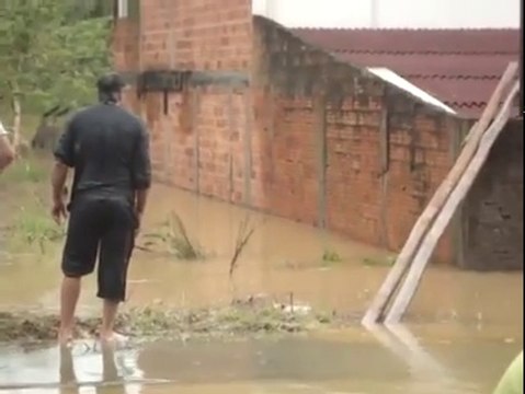 Il fait tout pour eviter de se mouiller... Et c'est la chute! FAIL hilarant