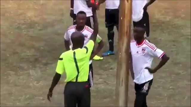 Il se prend un carton rouge et veut éclater l'arbitre