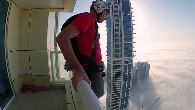 Deux base jumpers saute dans les nuages depuis le sommet d’une tour