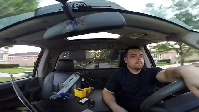 Un employé du recouvrement va chercher la voiture de sport que sa propriétaire ne paye plus