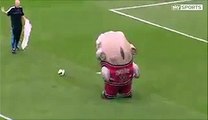 Quand la mascotte de Derby County avale un homme avant un match
