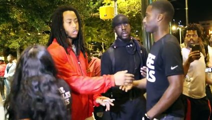 Un homme noir va faire des câlins à des policiers pendant les émeutes à Charlotte