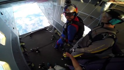 Jouer à la balle pendant un saut en parachute